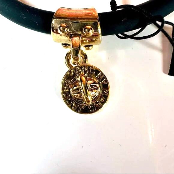 Marc by Marc Jacobs black silicone bracelet with gold tone turnlock brand charm - Picture 5 of 6